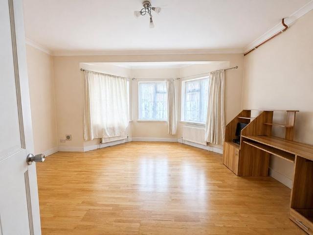 2 Bed Flat, Vicarage Farm Road, TW3