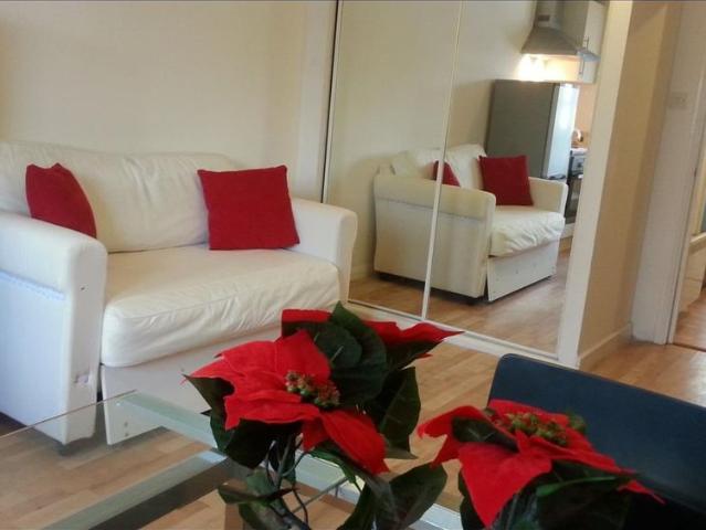 2 Bed Flat, Waddon, CR0