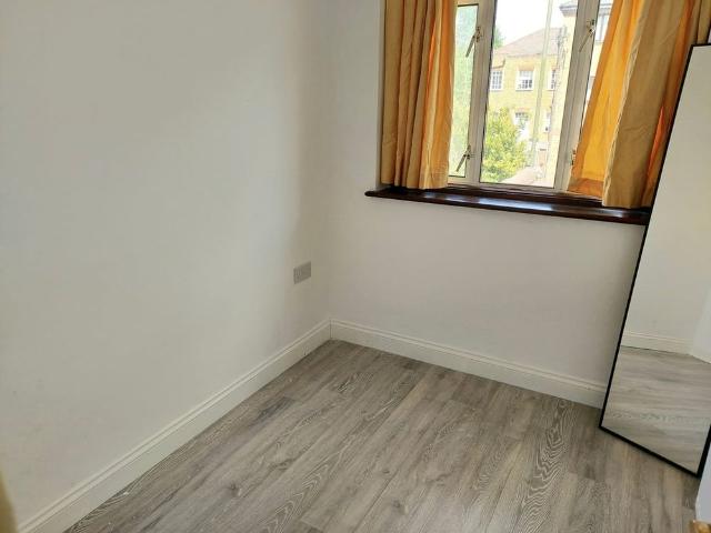 2 Bed Flat, Wandle Road, SM4
