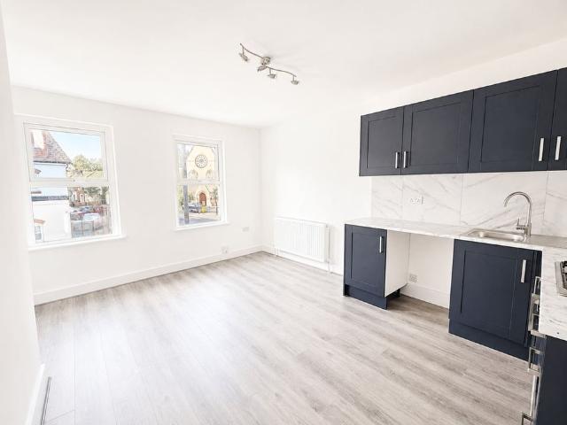 2 Bed Flat, Whitehorse Road, CR0