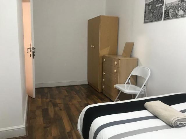 2 Bed Flat, Wisteria Close, IG1