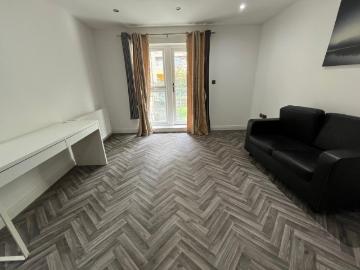 2 Bed Flat With Balcony Near Limehouse DLR, E1