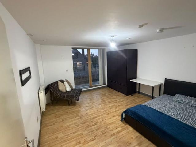 2 Bed Flat With Balcony Near Royal London Hospital