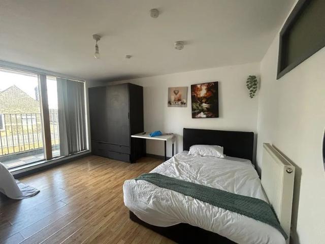 2 Bed Flat With Balcony Near Royal London Hospital
