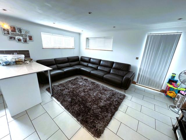 2 Bed Flat with Parking Harold Wood £1700 Pcm