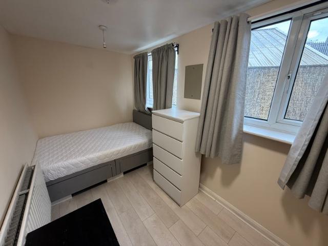 2 Bed Flat 1 minute walk Ealing Broadway Station