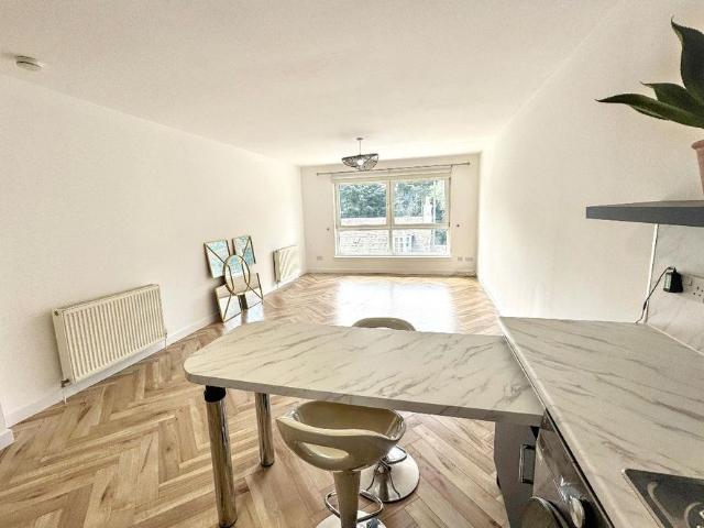 2 Bed, Flat