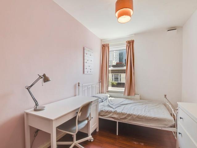 2 bed flat, 5 mins walk from Aldgate