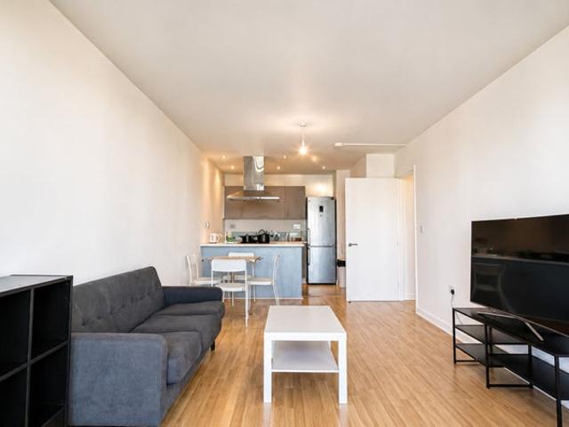2 bed flat, 5 mins walk from Stratford