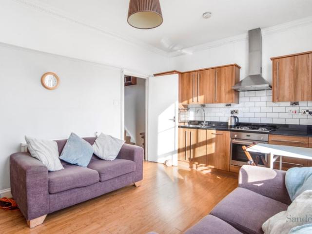 2 bed flat, 5 mins bus from Kings Cross St