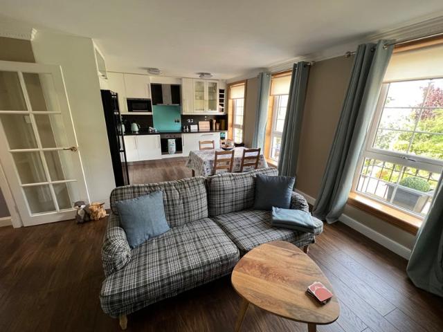 2 bed furnished flat, parking, gym+pool