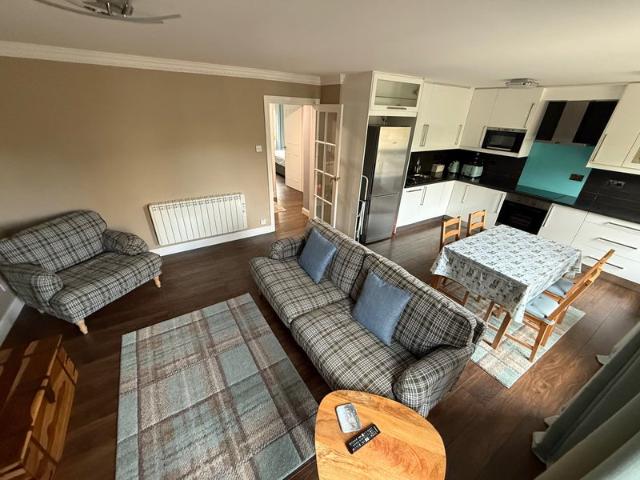 2 bed furnished flat, parking, gym+pool