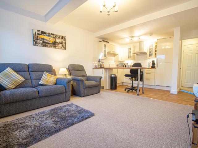 2 bed ground floor flat to rent in New Road, Studley, B80