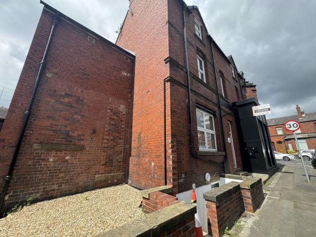 2 Bed Ground floor flat For Rent