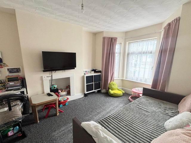 2 bed house to rent in green lane, ilford, ig1