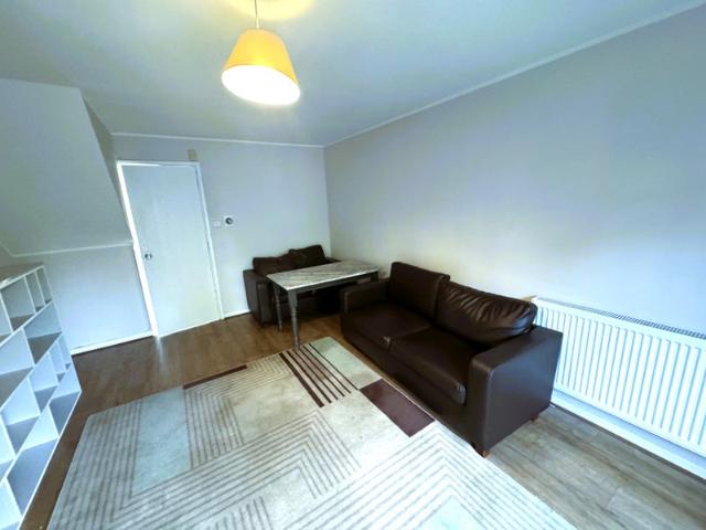 2 Bed House Chadwel Heath £1700 Pcm