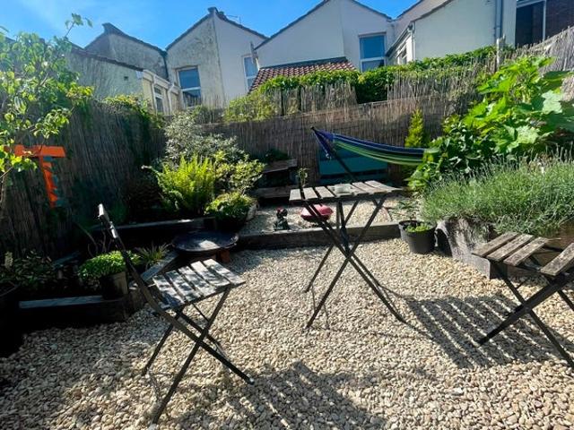 2 Bed House, Easton with sunny garden & parking