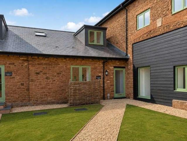 2 bed house for sale