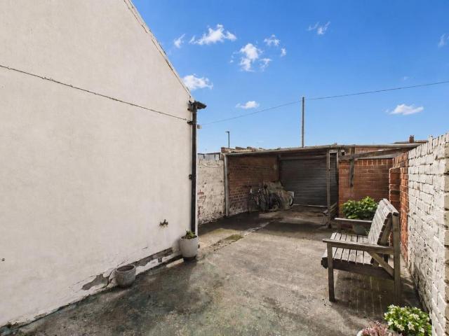 2 bed house for sale