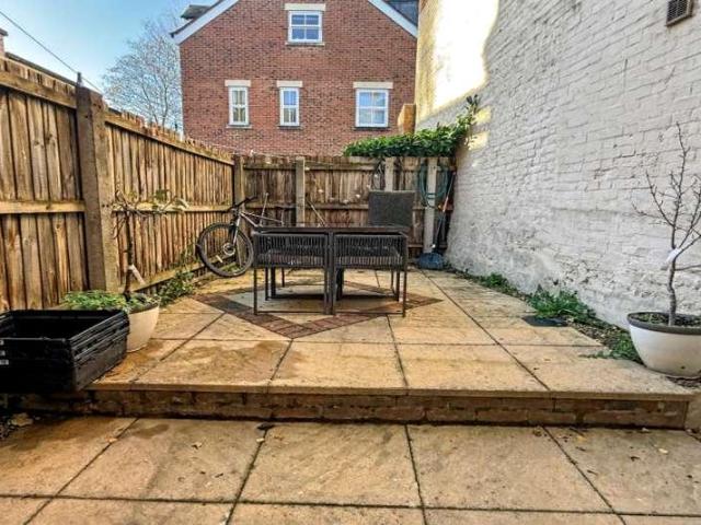2 bed house for sale