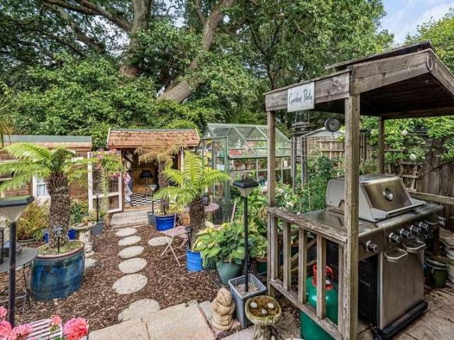 2 bed house for sale