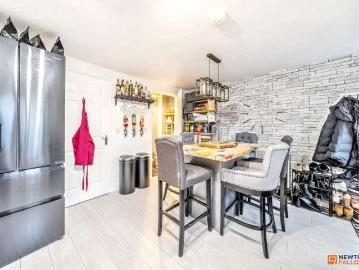 2 bed house for sale