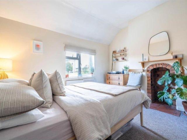 2 bed house for sale