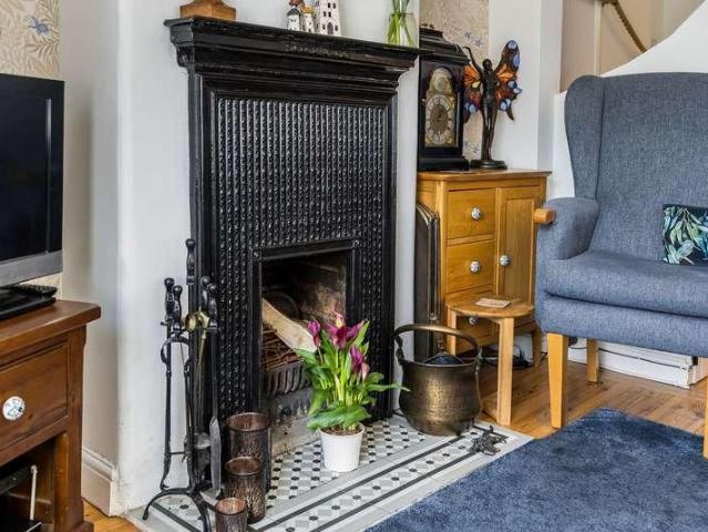 2 bed house for sale
