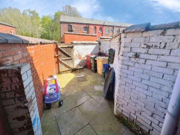 House for sale in Moses Gate - Equipped kitchen
