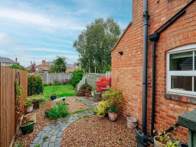 2 bed house for sale