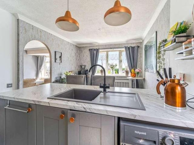 2 bed house for sale