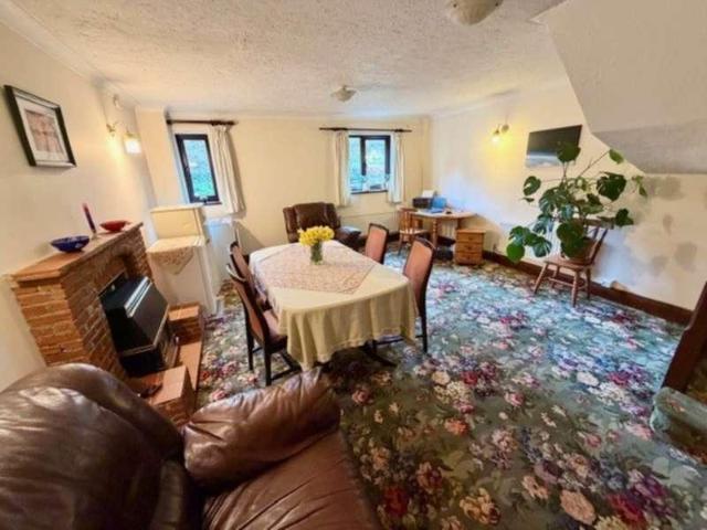 2 bed house for sale