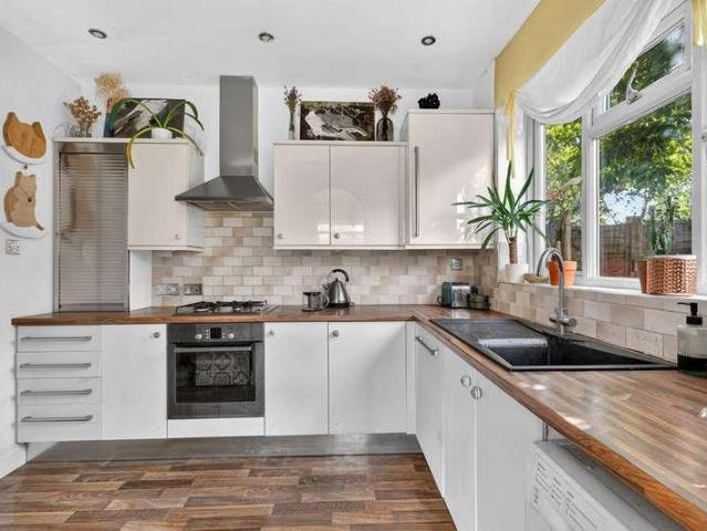 2 bed house for sale
