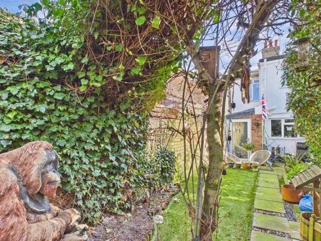 2 bed house for sale