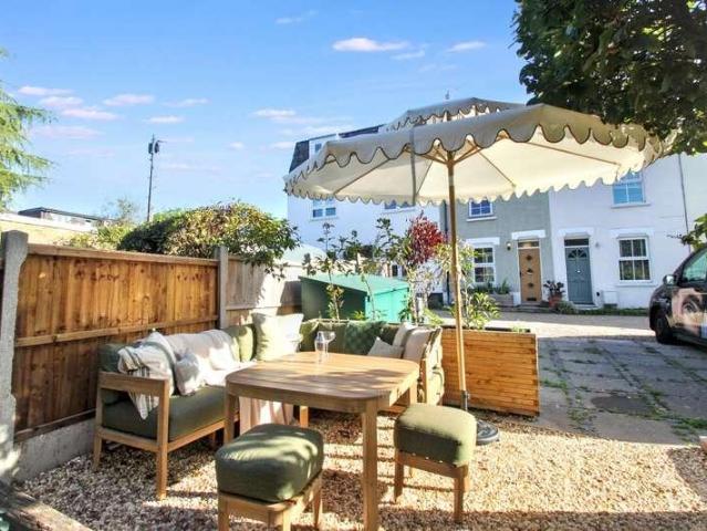 2 bed house for sale