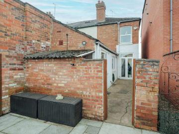 2 bed house for sale