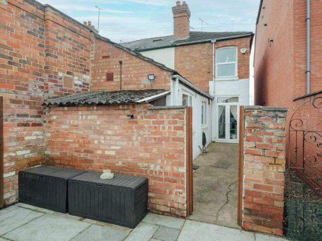 2 bed house for sale