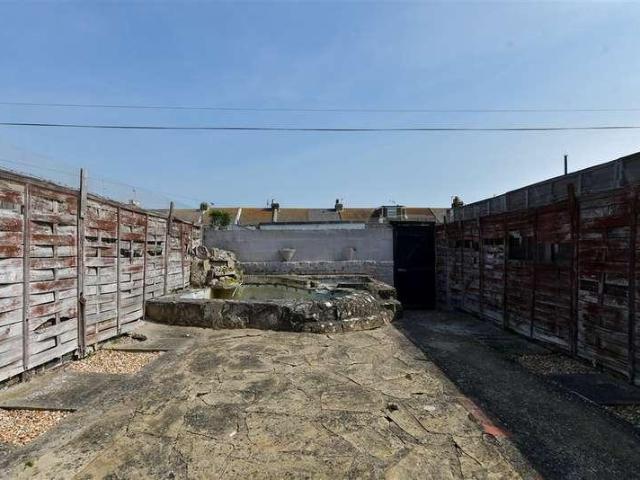 2 bed house for sale