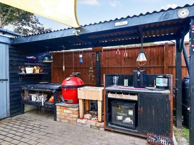 2 bed house for sale