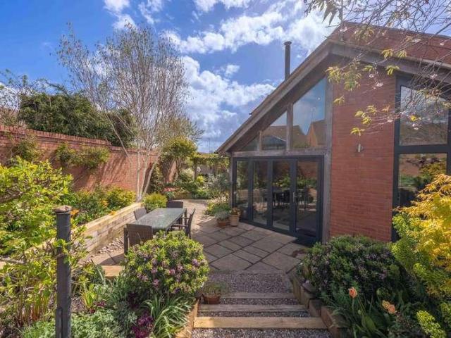 2 bed house for sale