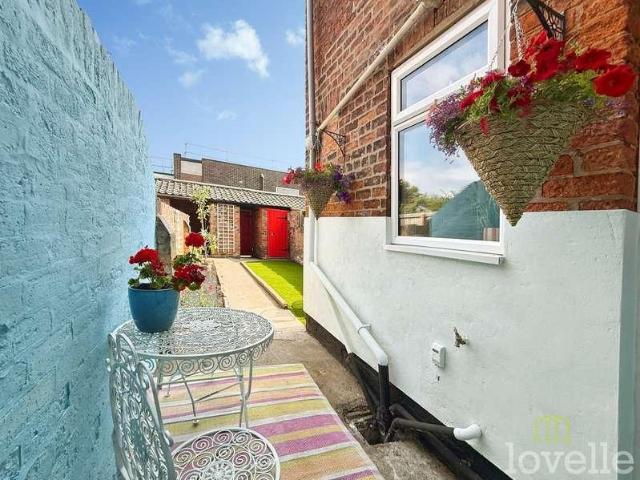 2 bed house for sale