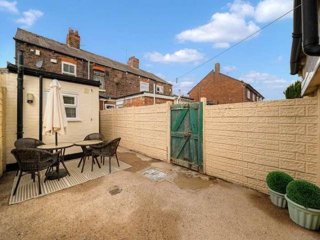 2 bed house for sale