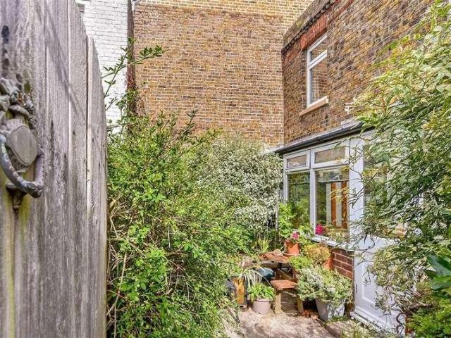 2 bed house for sale