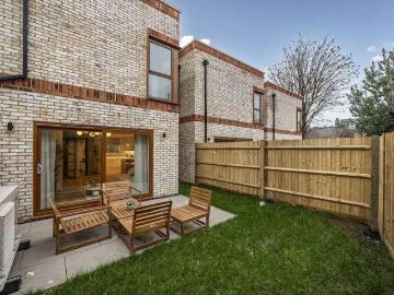 2 bed house for sale