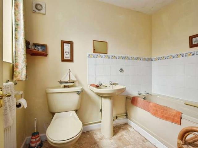 2 bed house for sale
