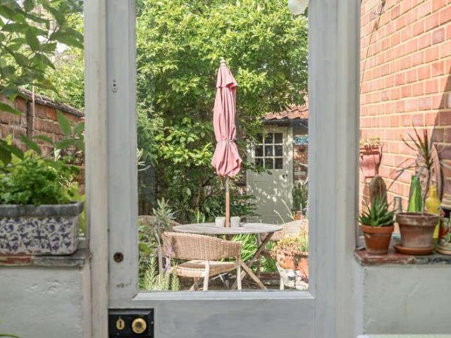 2 bed house for sale