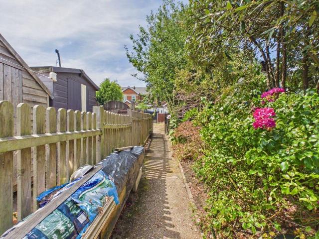 2 bed house for sale