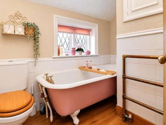 2 bed house for sale