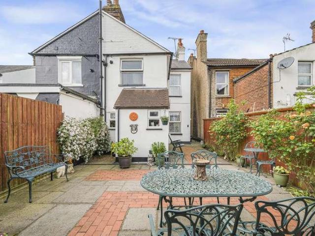 2 bed house for sale