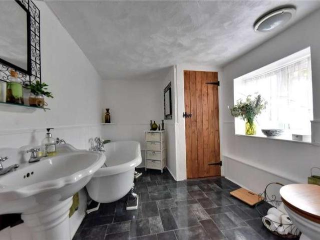 2 bed house for sale